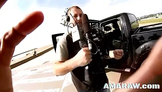 Sarışın sürtük Jessica Jensen açık havada araba ile domaltılıyor