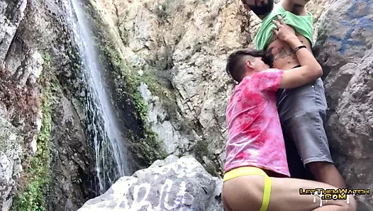 Genç ikiz halka açık şelalede prezervatifsiz sikiliyor