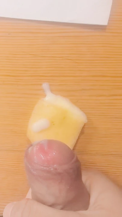Yue sperm elması yapmak için tuzağın penisini kullanıyor