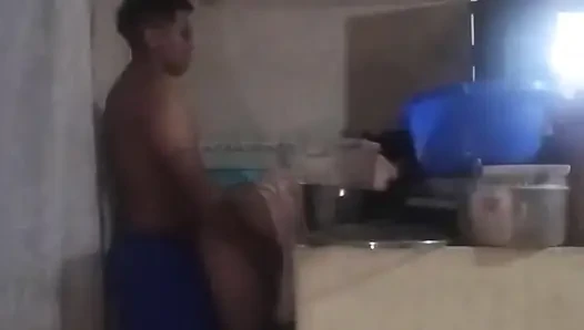 Patron beni sikmek için mutfağa geliyor, yarağı beni heyecanlandırıyor