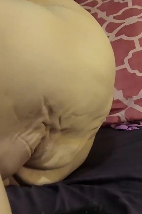 Она становится грязным и грязным мужиком в очках, такая ботанистая