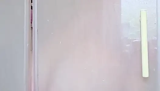 Duşta saklanıyor......