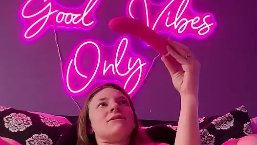 Ayak parmaklarını emiyor ve oyuncakla oynuyor