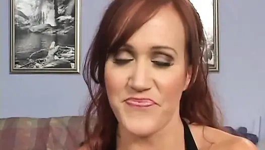 Seksi kızıl saçlı büyük memeli orta yaşlı seksi kadın domalma pozisyonunda sikişiyor