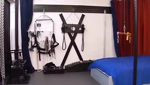 Seksi Alman sarışın bdsm üçlü seksten sonra yarak emiyor