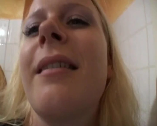 Sarışın Alman genç kız birkaç kadehten sonra sert sikiliyor