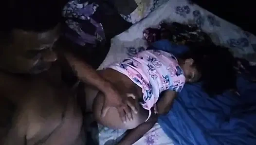 Üvey kızımı hamile bıraktım ve amını ve götünü sikmeye devam ediyorum