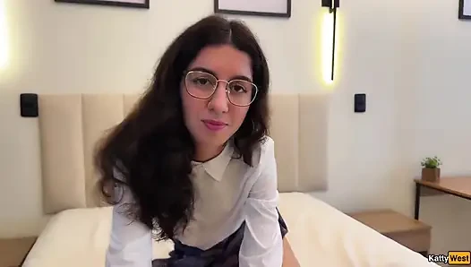 Gözlüklü kızların sekste sürtük gibi giyinenlerden daha aktif olduğunu biliyor muydun?