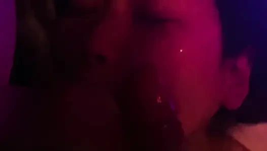 Evli bir kadına mastürbasyon yapıyor