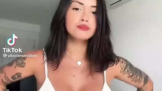 essa Vitoria Marcilio a rainha das minhas porras peituda