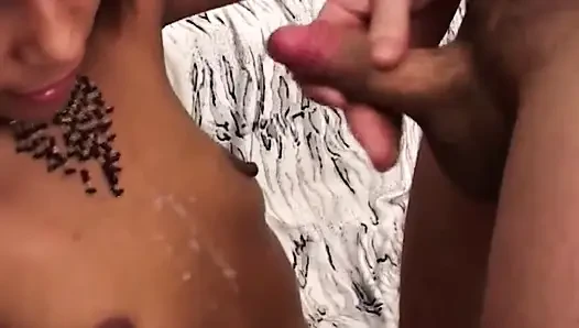 Azgın orta yaşlı seksi kadın ateşli oyuncu seçmelerinde emiyor ve yutuyor