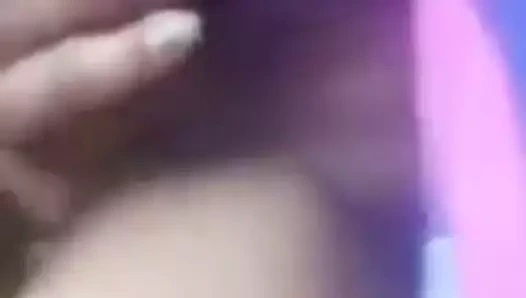 azgın yenge gösteren göğüsler &amp; parmak pembe KEDİ