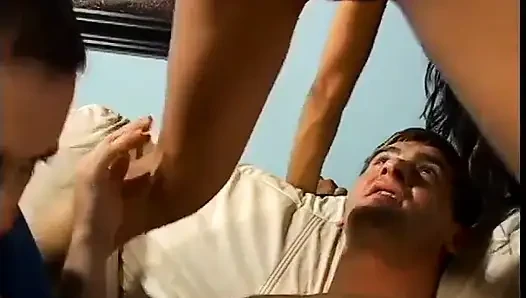 Takma yarak giyen zenci sürtük ile ırklararası üçlü grup seks