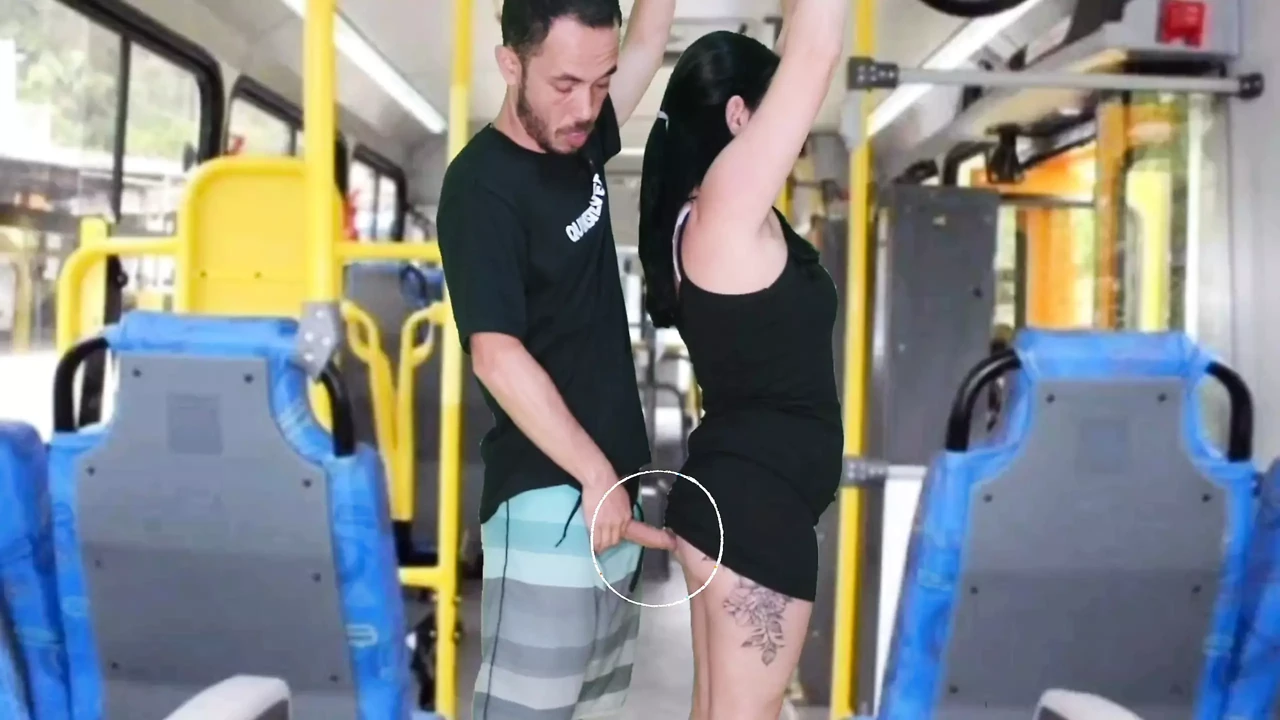Old scoundrel with an encoxada and masturbates until he cums on the brunette in the bus