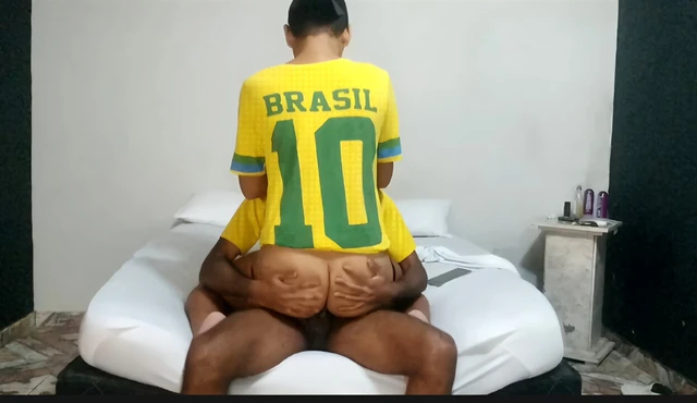 Соседи смотрят кубок мира и решают заняться сексом, пока их жен нет дома - часть 1