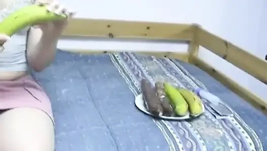 Azgın piliç kanepede yemekle mastürbasyon yapıyor