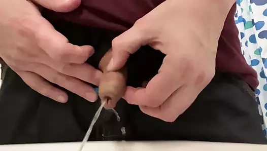 küçük horoz işiyor