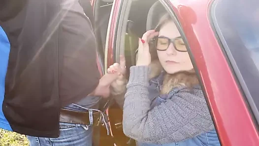 Kız rayın yanında büyük bir çük emdi ve her şeyi aldı