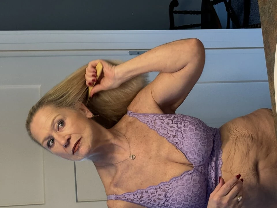 Hot gilf Dani D madura maquillaje previo a la mamada serie #1