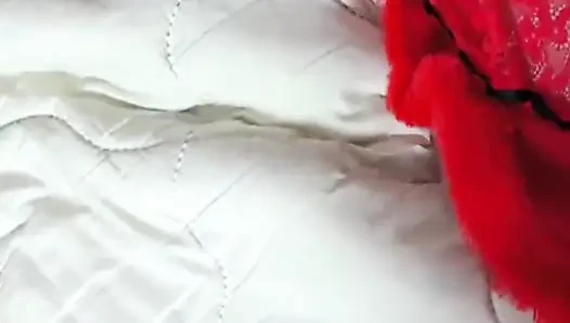Evli bir Suudi kadın sevgililer günü vesilesiyle kocasının yokluğunda sikiliyor
