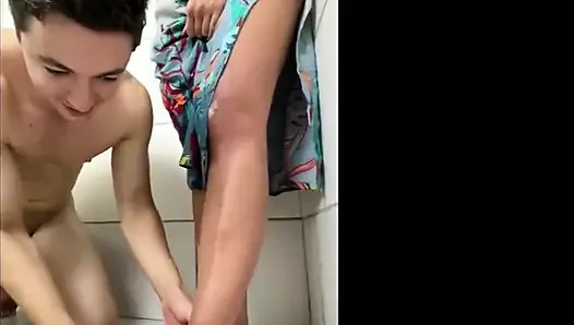 İşe yaramaz köle sahibe Kiffa'nın ayaklarını yıkıyor - edepsiz ayaklara tapıyor