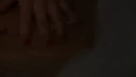 Sarışın hatun küvette titreyerek orgazm olmak için ıslak amcığı parmaklıyor