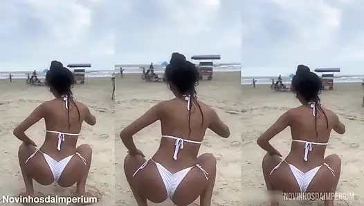 Novinha sahilde seks yaparken neredeyse iş üstünde yakalanıyor