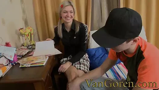 Sarışın Jasmine gerilmiş anal delik