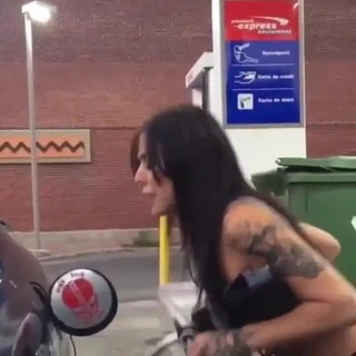 Benzin istasyonundaki kadın