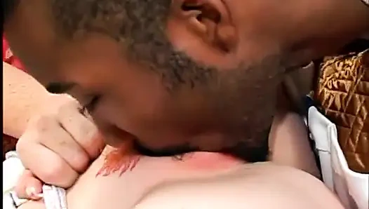 Kızıl saçlı bebek sikişiyor ve yarak emiyor