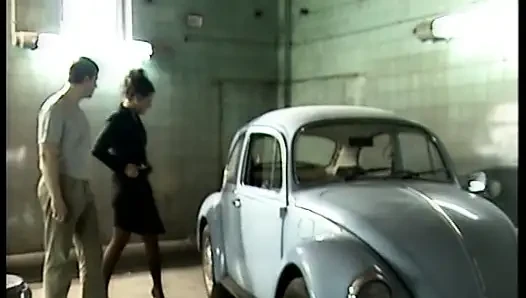 Çekici Alman sürtük yarak ve oyuncaklar tarafından sikiliyor
