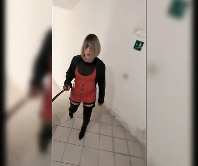 Park evinde yürüyüş, overknee çizmeli sarışın, kırmızı pvc elbise ve uzun deri ceket