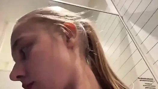 Alışveriş merkezinde göt deliğimi parmaklıyorum yakın çekim