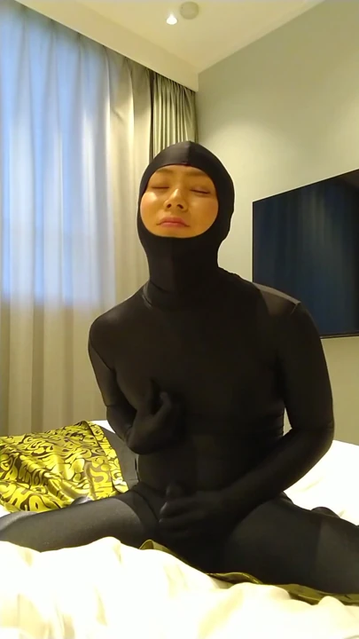 Japon crossdresser'lar açık yüz zentai giyerek mastürbasyon yapıyor | Bölüm 1