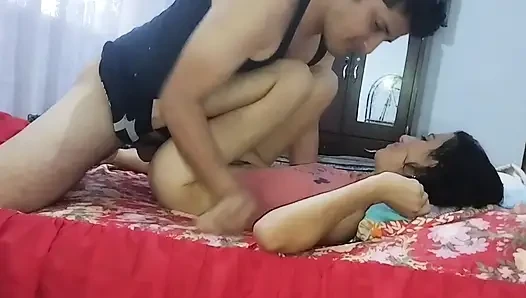 Yetersiz beslenmiş bir lezbiyen kızın vajinal penetrasyonu