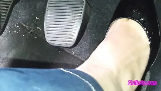 Çıplak ayakla siyah pompalarla sürüş ve devirme
