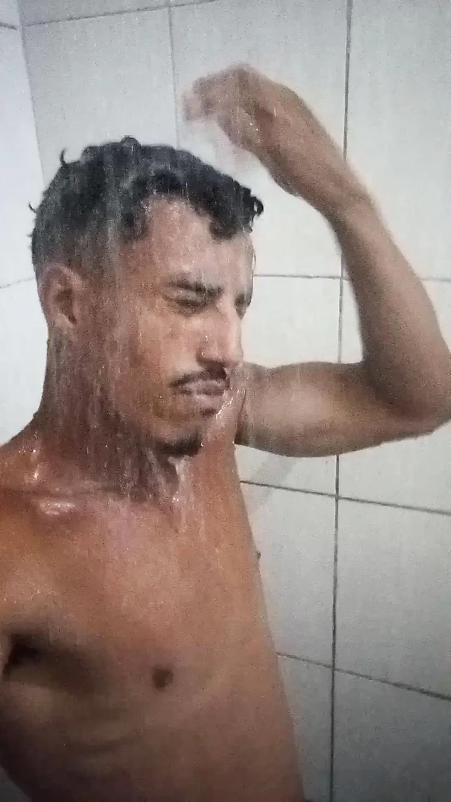 Brezilyalı esmer, duşta 16cm kalınlığında - tüylü ve sert penis sıcak duş alıyor