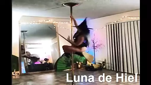 Que Hermosa y Sexy Bruja.