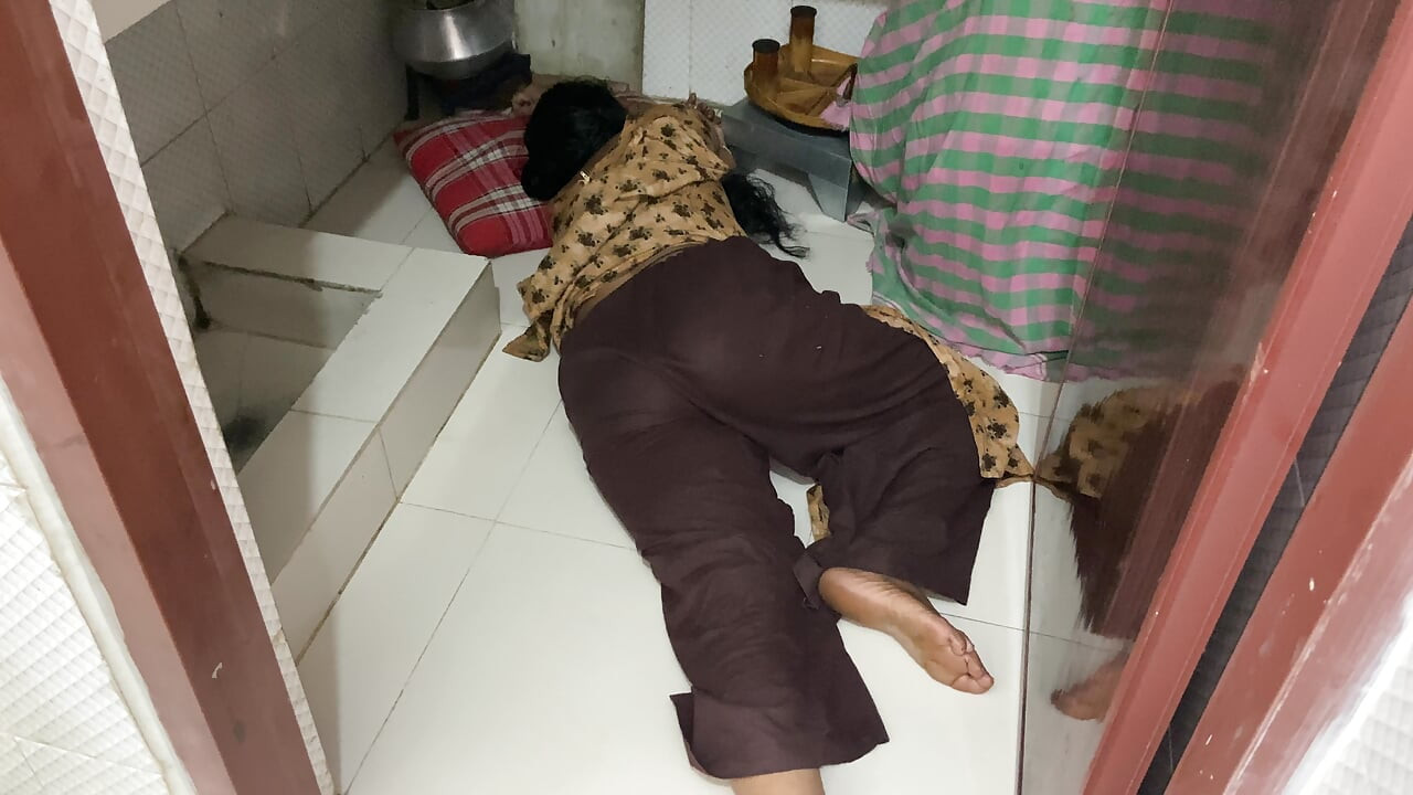 Teyzemin mutfakta yalnız olduğunu gördüm, ona sarıldım ve sikişmeye başladım