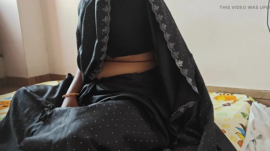 Seksi ev hanımıyla alay ediyor