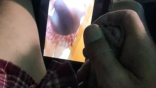 Onun gibi giyinip fotoğrafında boşalıyorum.