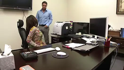 Zenci hatun zevkten çığlık atarken yarağa biniyor