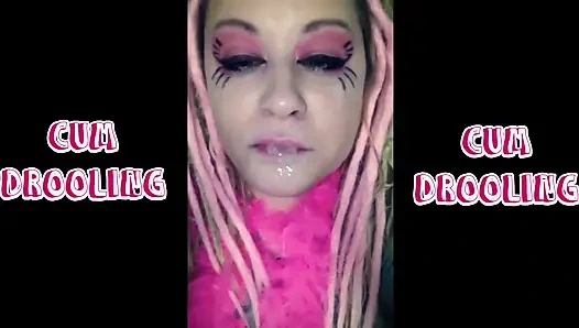 Babeando leche con sonidos de sorber extendidos.