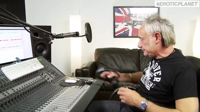 Ben Dovers: Ateşli bir sarışın iki adamı emiyor