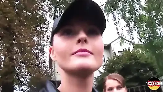 Bir kart oyunu minibüste sekse yol açıyor