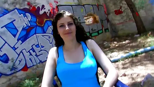 Ateşli esmer kadın parkta sakso çekiyor