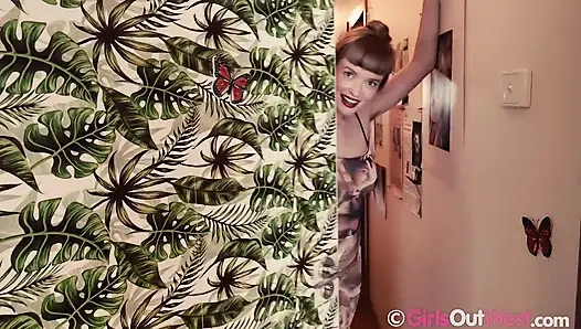 Büyük doğal memeli kıllı bebek vibratör ve cam dildo kullanarak mastürbasyon yapıyor