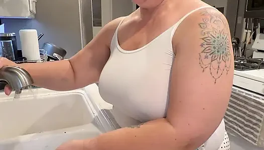 Ateşli anne Maxine önlükle bulaşıkları yıkıyor ve soyunuyor, mastürbasyon yapıyor ve fışkırtıyor ve ıslak tişört - çok ateşli!!