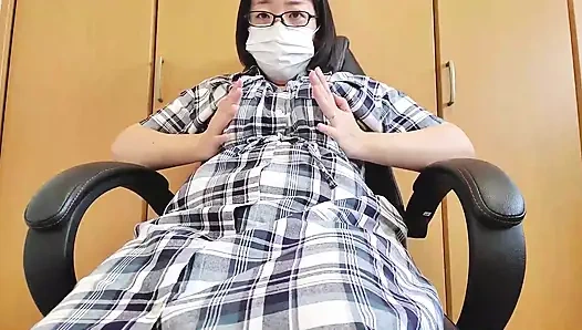 Evli bir kadın amıyla edepsiz bir şekilde oynarken zevk hissediyor