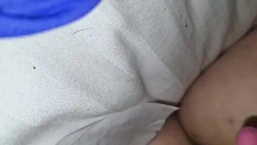 Tek başına yatağa gidiyor ve keçi gibi azgın